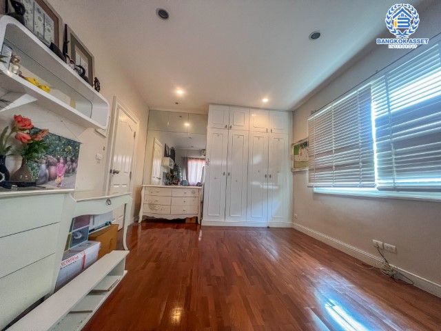 *****บ้านมือสองย่านนนทบุรี ม.วรารมย์ พรีเมี่ยม วัชรพล-จตุโชติ หลังมุม เนื้อที่กว้างขวางถึง 168.4 ตร.ว. ฟังก์ชัน 4 ห้องนอน 4 ห้องน้ำ 4 ที่จอดรถ ตกแต่งสวย พร้อมเข้าอยู่ บนทำเลเชื่อมต่อ ถ.จตุโชติ, ถ.สุขาภิบาล5, ถ.หทัยราษฎร์ ใกล้รถไฟฟ้าสายสีเขียว "สถานีสายหยุด" และทางด่วน "ฉลองรัช"